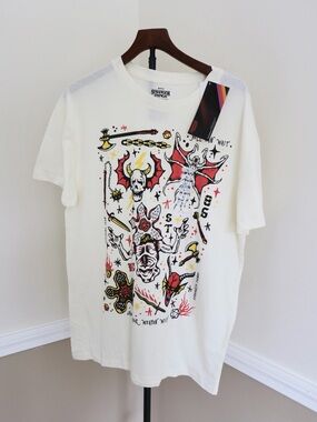 Stranger Things Hellfire Club White Graphic Men's Tee Unisex Size Large NWT